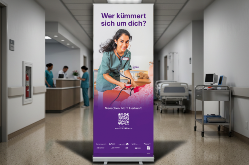 Roll-Up aus der Kampagne „Wer kümmert sich um dich? Menschen. Nicht Herkunft.“