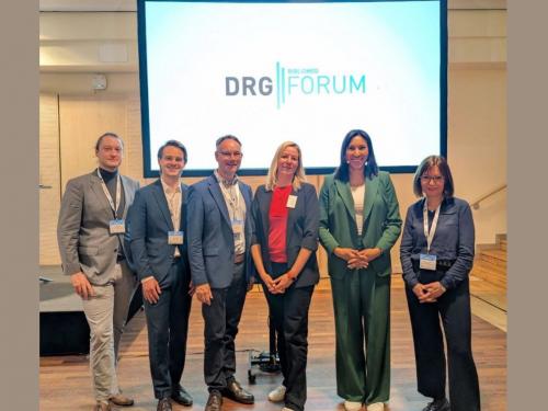 DBfK-Bundesgeschäftsführerin Bernadette Klapper (r.) beim Panel zur Fachkräftesicherung auf dem DRG-Forum. 