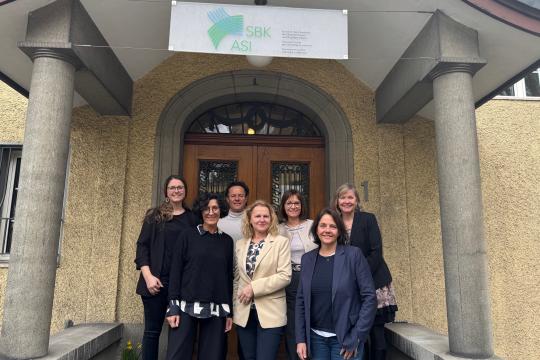 Länderübergreifender Dialog mit: (h.v.l.) Tamara Archan (ögkv), Franz Elmer (SBK), Bernadette Klapper (DBfK-Bundesgeschäftsführerin), Roswitha Koch (SBK) und (v.v.l.) Vera Lux (DBfK-Präsidentin), Elisabeth Potzmann (ögkv), Yvonne Ribi (SBK).