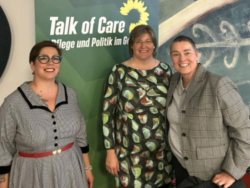 DBfK-Südost-Geschäftsführerin Christiane Lehmacher Dubberke (r.) und Evely Krolopp, Referentin für die Region Mitteldeutschland (M.) im Austausch mit Susa Sziborra-Seidlitz, Landtagsabgeordenete in Sachsen-Anhalt.