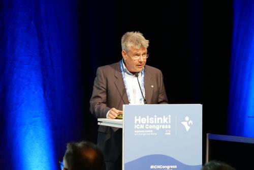 Peter Tackenberg, stellv. DBfK-Bundesgeschäftsführer, erläuterte neue Standards in der Pflegedokumentation der DACH-Region. 