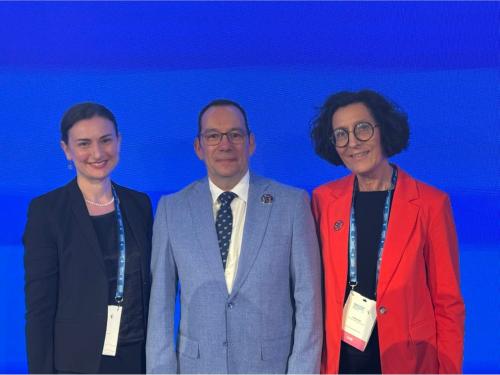 DBfK-Präsidentin Vera Lux (r.) und -Vizepräsidentin Elizabeth Tollenaere mit dem neuen ICN-Präsident José Luis Cobos Serrano.