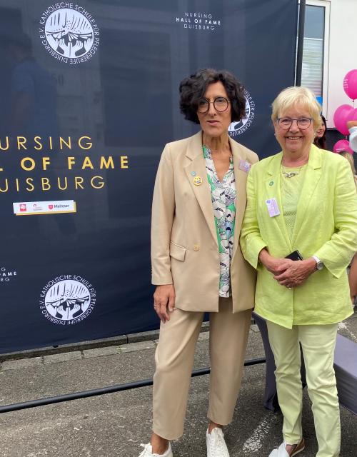 DBfK-Präsidentin Vera Lux (l.) und ihre Vorgängerin Christel Bienstein bei der Eröffnung der „Nursing Hall of Fame“ an der Katholischen Pflegeschule Dusiburg.
