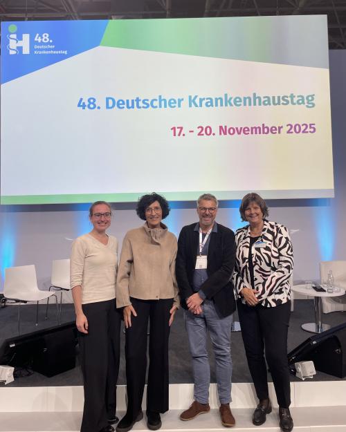 Sie waren maßgeblich an Organisation und Durchführung des Tags der Pflege beim Deutschen Krankenhaustag beteiligt: (v.l.) DBfK-Vorstandsmitglied Lina Gürtler, DBfK-Präsidentin Vera Lux, DBfK- Referent Ingo Böing und Sabine Berninger, Vorsitzende des DBfK Südost. 