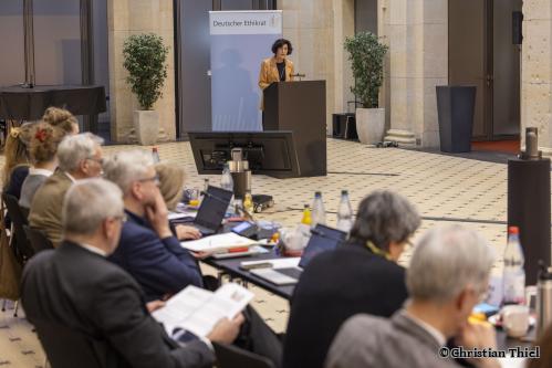 Vera Lux bei der Anhörung des Deutschen Ethikrats. Die Anhörung steht als Videomitschnitt zur Verfügung. (Foto: Christian Thiel/Deutscher Ethikrat)