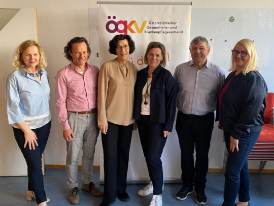Im Austausch beim DACH-Treffen (v.l.): Elisabeth Potzmann (ÖGKV), Franz Elmer (SBK); Vera Lux (DBfK),Miriam Rittmann (SBK), Peter Tackenberg (DBfK) und Inge Koeberl-Hiebler (ÖGKV).