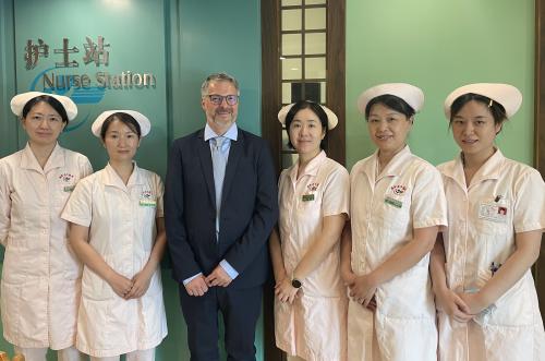 Pflege-Team auf einer Station im Guangdong Provincial Hospital of Traditional Chinese Medicine. Für den DBfK nahm Ingo Böing an der Reise teil.
