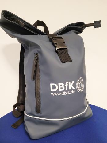 Jede werbende Person erhält als Dankeschön einen DBfK-Rolltop-Rucksack.