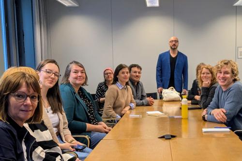 Die Reisegruppe unter Leitung von CHN-Projektmanager Robert Bitterlich (stehend) bekam aufschlussreiche Einblicke, wie die eigenständige Gesundheitsversorgung durch Pflegefachpersonen aussehen kann.