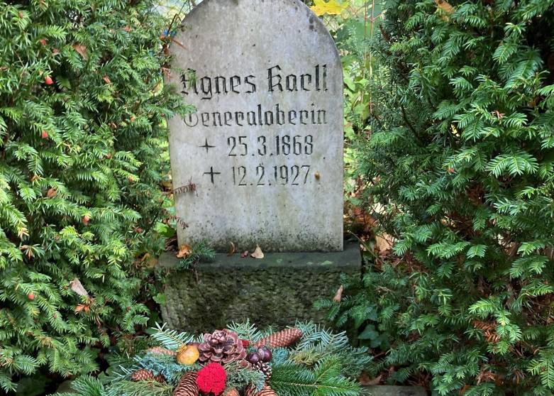 Lokal und international: Am Grab von Agnes Karll
