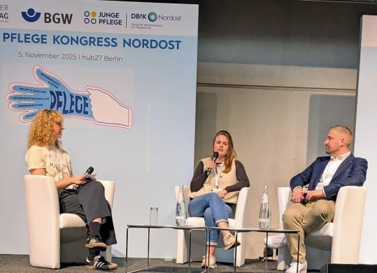 Monika Kasper (l.) aus der AG Junge Pflege Nordost im Gespräch mit Lya Einenkel (Alexianer St. Hedwig Kliniken Berlin) und Christian Lanferman (Klinikum Oldenburg).