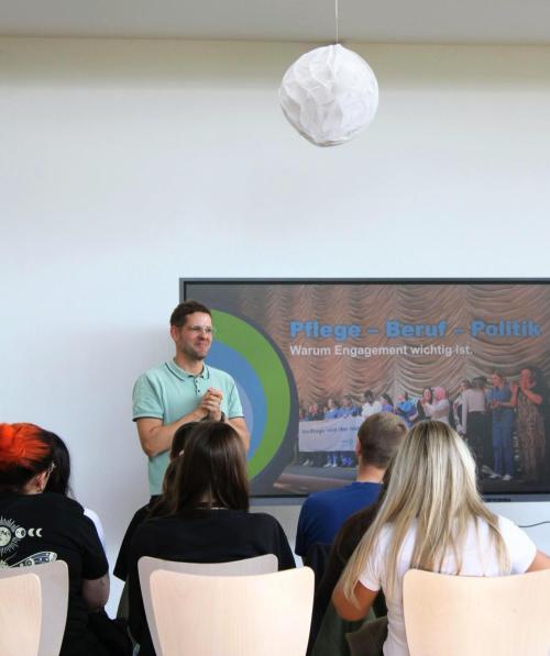 Hans Selge (DBfK Nordost) diskutiert mit Auszubildenden und Studierenden am Pädagogischen Kolleg Rostock über Pflege, Beruf und Politik.