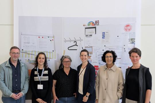 DBfK Nordost-Geschäftsführerin Heike Prestin (3. von links) und DBfK-Präsidentin Vera Lux (2. von rechts) mit Patricia Kühfuss (ganz rechts) und Referent:innen beim Rundgang durch die Ausstellung Pflegeperspektiven am 1. Oktober 2026.