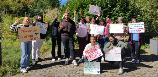 Der Ausbildungskurs ‚April 24‘ des Marienhospitals Stuttgart hat sich im berufspolitischen Unterricht auf eine Protestaktion in Stuttgart vorbereitet und eine Fotoaktion durchgeführt.  Foto: Marienhospital Stuttgart