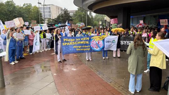 Versammlung des Demonstrationszugs vor der Hamburger Sozialbehörde