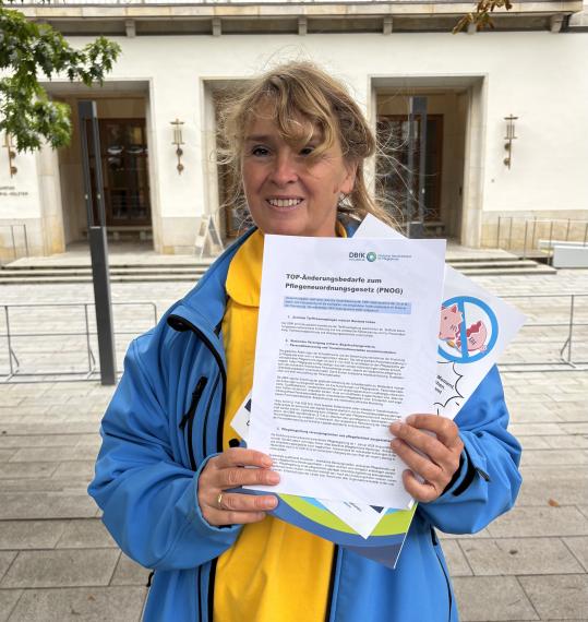 Patricia Drube mit den TOP-Änderungsbedarfen des DBfK, die dem Sozialausschuss überreicht wurden