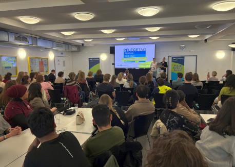 DBfK Nordwest-Vorständinnen Swantje Seismann-Petersen (stv. Vorsitzende) und Lili Mallée eröffneten und moderierten den Pflegetag Hamburg 2026 in der Hochschule für Angewandte Wissenschaften (HAW) Hamburg