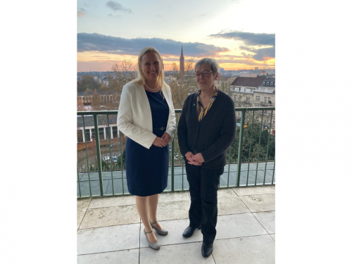 Ministerin Diana Stolz (l.) und DBfK-Südwest-Vorsitzende Andrea Kiefer.